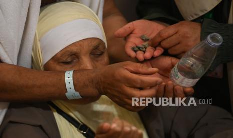 Jamaah haji melempar jumrah aqobah di Jamarat, Makkah, Arab Saudi, Ahad (16/6/2024). Lempar jumrah aqobah merupakan salah satu syarat yang wajib dilakukan pada ibadah haji sebagai simbol pengusiran setan yang pernah dilakukan Nabi Ibrahim AS.