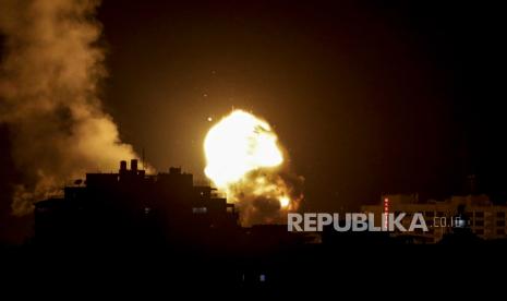 Asap mengepul setelah serangan udara Israel di jalur Gaza utara, di Kota Gaza, awal 03 Mei 2023. Serangan udara tersebut terjadi setelah kelompok militan di Gaza mengaku bertanggung jawab atas penembakan puluhan roket dari Jalur Gaza ke kota-kota Israel selatan setelah kematian tahanan Palestina Khader Adnan diumumkan pada 02 Mei.