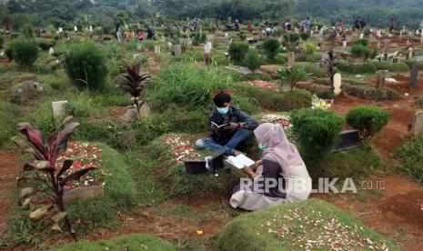 Warga berdoa  saat ziarah kubur di TPU Pondok Rajeg, Kabupaten Bogor, Jawa Barat, Jumat (1/4/2022). Bacaan Doa dan Tahlil Beserta Tata Cara Ziarah Kubur