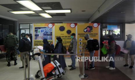 Sejumlah penumpang pesawat udara mengantre mengikuti swab test setibanya di Bandara Internasional Minangkabau (BIM), Padangpariaman, Sumatera Barat, Kamis (11/6/2020). Semua penumpang pesawat udara yang tiba di BIM wajib  mengikuti swab test di bandara, meskipun sudah memiliki hasil tes cepat (rapid test) Covid-19