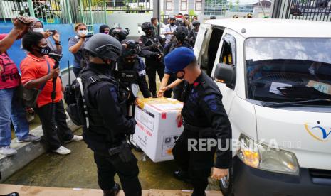 Petugas membawa paket berisi vaksin COVID-19 buatan Sinovac untuk disimpan di gudang Farmasi Dinas Kesehatan Kota Sorong, Papua Barat, Kamis (14/1/2021). Kota Sorong menerima sebanyak 2.600 vaksin untuk didistribusikan ke 10 fasilitas pelayanan kesehatan (Puskesmas) dan 6 Rumah Sakit di Kota Sorong yang direncanakan dipergunakan pada awal Februari mendatang bagi tenaga kesehatan. 