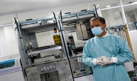 Seorang dokter menunjukkan alat tes swab virus Corona berupa Polymerase Chain Reaction diagnostic kit (PCR) (ilustrasi)