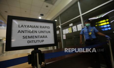 Petugas AVSEC berjaga di lokasi pelayanan swab Antigen yang telah ditutup di Lantai Mezzanine Bandara Internasional Kualanamu, Deli Serdang, Sumatera Utara, Rabu (28/4/2021). Direktorat Reserse Kriminal Khusus Polda Sumatera Utara menggerebek pelayanan rapid test antigen yang diduga memakai alat bekas dan mengamankan lima orang pegawai yang bertugas pada Selasa (27/4) lalu. 