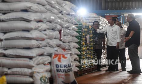 Presiden Joko Widodo (kiri) meninjau persedian beras di Gudang Bulog, Cibitung, Kabupaten Bekasi, Jawa Barat, Jumat (16/2/2024). 