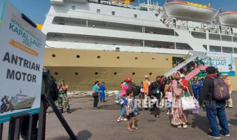 Para peserta program mudik gratis Kementerian Perhubungan turun dari KM Dobonsolo, di dermaga terminal Pelabuhan Tanjung Emas Semarang, Ahad (16/4). Ribuan pemudik gelombang pertama program ini tiba di Semarang pada H-6 Lebaran 2023. Dokter Minta Masyarakat Pastikan Kesehatan Gigi dan Mulut Sebelum Mudik