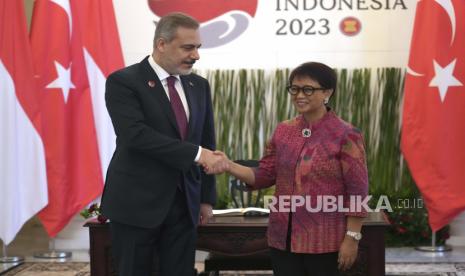 Menteri Luar Negeri Turki Hakan Fidan berjabat tangan dengan Menteri Luar Negeri Indonesia Retno Marsudi di Jakarta, Sabtu (15/7/2023).