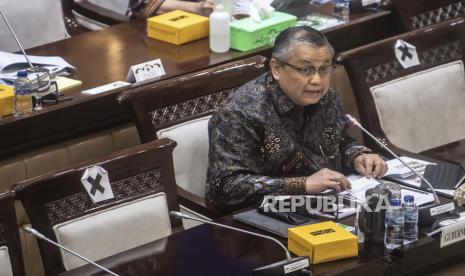 Bank Indonesia mengindikasikan akan kembali menahan suku bunga dalam Rapat Dewan Gubernur BI pada 22-23 Juni 2022. Gubernur BI, Perry Warjiyo mengatakan gejolak inflasi yang terjadi saat ini tidak harus direspons oleh kenaikan suku bunga.