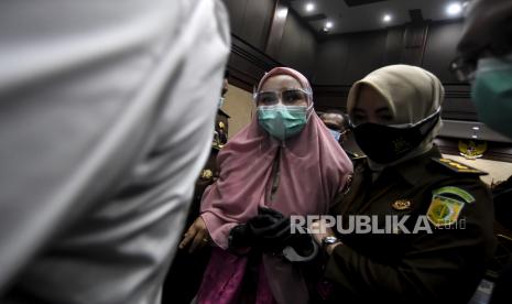 Terdakwa kasus suap pengurusan pengajuan fatwa Mahkamah Agung (MA) untuk membebaskan Djoko Tjandra, Pinangki Sirna Malasari (tengah) berjalan keluar ruangan usai mengikuti persidangan dengan agenda pembacaan dakwaan oleh Jaksa Penuntut Umum di Pengadilan Negeri Jakarta Pusat, Rabu (23/9/2020). Pinangki didakwa menerima suap USD 500 ribu dari USD 1 juta yang dijanjikan oleh Djoko Tjandra. Pinangki juga diduga melakukan TPPU untuk memenuhi kebutuhan pribadinya seperti pembelian mobil BMW, perawatan kecantikan, dan perawatan home care. 