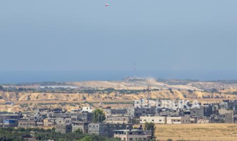  Balon yang membawa alat pembakar yang diluncurkan dari Jalur Gaza melayang ke sisi Israel di perbatasan antara Gaza dan Israel, Senin, 24 Agustus 2020. Militan yang berafiliasi dengan Hamas telah meluncurkan sejumlah balon pembakar ke Israel selatan dalam beberapa pekan terakhir dalam sebuah tawaran. untuk menekan Israel untuk meredakan blokade yang diberlakukan sejak Hamas menguasai wilayah itu pada tahun 2007. Militer Israel mengatakan pihaknya menyerang sasaran militan di Jalur Gaza pada Senin pagi, sebagai tanggapan atas balon tersebut.