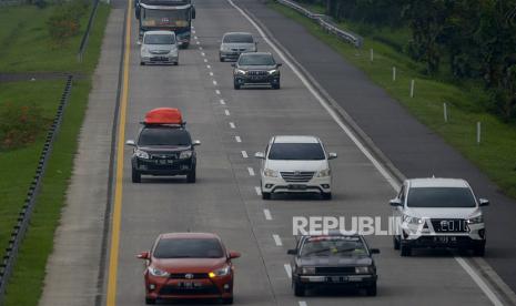 Pemudik memperlambat laju kendaraannya di KM 187 Ruas tol Cipali, Jawa Barat.