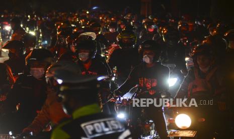 Sejumlah pemudik motor memadati di Jalur Selatan Pos penyekatan leter U Gentong, Kabupaten Tasikmalaya untuk menuju Ciamis, Jawa Barat. Kapolres mengatakan jalur mudik di Ciamis sudah mulai terjadi peningkatan kendaraan.