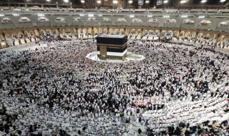 Umat Muslim melakukan ritual Tawaf (berputar-putar) di sekitar Kabah di Masjidil Haram, situs paling suci umat Islam selama ziarah haji di Mekkah, Arab Saudi, 07 Juli 2022. Sejuta peziarah Muslim pada 07 Juli memulai ritual pertama haji tahunan di Masjidil Haram sebelum menuju kota Mina untuk ritus utama di Gunung Arafat. Arab Saudi mengizinkan 850.000 jemaah haji dari luar negeri untuk pertama kalinya dalam dua tahun sejak melarang peziarah luar negeri pada 2020 sebagai bagian dari upaya untuk mengekang penyebaran virus corona. Batal Wudhu Saat Tawaf, Apakah Harus Mengulanginya?