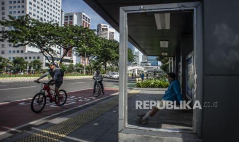 Warga berolahraga di kawasan Jalan Jenderal Sudirman, Jakarta, Ahad (23/1/2022). Pemberlakuan Pembatasan Kegiatan Masyarakat (PPKM) di wilayah Jabodetabek tetap berada di level 2. 