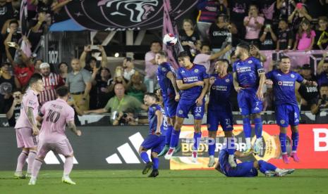 Penyerang Inter Miami Lionel Messi (10) melakukan tendangan bebas untuk mencetak gol pada babak kedua pertandingan sepak bola Piala Liga melawan Cruz Azul, Jumat (21/7/2023), di Fort Lauderdale, Florida. Inter Miami mengalahkan Cruz Azul 2-1.