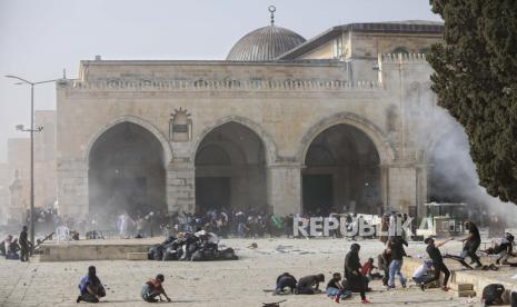 Warga Palestina bentrok dengan pasukan keamanan Israel di kompleks Masjid Al Aqsa di Kota Tua Yerusalem Senin, 10 Mei 2021.