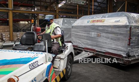 Petugas cargo membawa envirotainer berisi vaksin COVID-19 Pfizer setibanya di Terminal Cargo Bandara Internasional Soekarno Hatta, Tangerang, Banten, Kamis (19/8/2021). Sebanyak 1,5 juta vaksin COVID-19 Pfizer tiba perdana di Indonesia yang bakal dialokasikan untuk program vaksinasi nasional. 