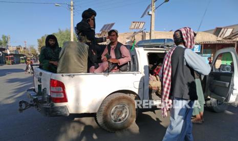 Pejuang Taliban berpatroli di dalam kota Farah, ibu kota provinsi Farah barat daya Kabul, Afghanistan, Rabu, 11 Agustus 2021.