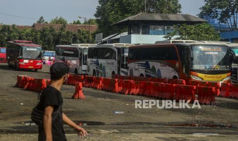 Seorang penumpang melintas di Terminal Baranangsiang, ilustrasi