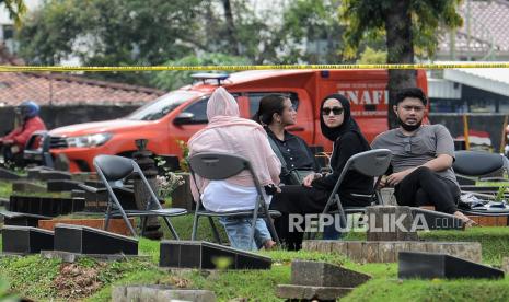 Artis yang juga orang tua dari anak korban meninggal akibat tenggelam D (6) Tamara Tyasmara (kedua kanan) menyaksikan proses ekshumasi jenazah anaknya di TPU Jeruk Purut, Jakarta, Selasa (6/2/2024). Ditreskrimum Polda Metro Jaya bersama tim Forensik RS Polri melakukan ekshumasi terhadap korban anak dari artis Tamara Tyasmara nerinisial D (6) yang tenggelam di kolam renang kawasan Jakarta Timur untuk dilakukan proses penyelidikan atau penyidikan dengan mengutamakan pembuktian melalui scientific investigation crime dalam mengungkap penyebab kematian korban.