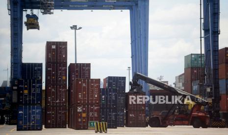 Suasana aktivitas bongkar muat di Terminal Petikemas Pelabuhan Tanjung Priok, Jakarta (ilustrasi). Para pengusaha yang tergabung dalam Kamar Dagang dan Industri (Kadin) Indonesia membentuk Badan Logistik dan Rantai Pasok.Prayogi/Republika