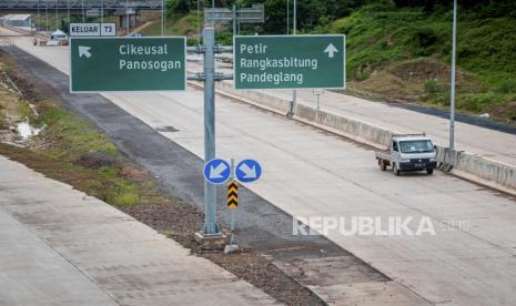 Pekerja menyelesaikan pembangunan proyek tol Serang-Panimbang di Serang, Banten, Senin (30/11). PT Wijaya Karya (Persero) atau Wika optimistis kinerja keuangan perusahaan tahun ini akan lebih baik daripada 2020 yang mengalami tekanan akibat pandemi. Direktur Utama Wika Agung Budi Waskito mengatakan pandemi tahun lalu dalam jangka pendek berimbas pada penurunan  pendapatan dan laba perusahaan.