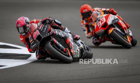 Pebalap Aprilia Racing Aleix Esparagro diikuti Repsol Honda Marc Marquez pada sesi latihan British Grand Prix 2023 di Sirkuit Silverstone, Inggris, Jumat (4/7/2023).