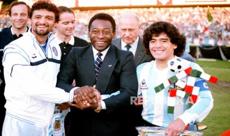 Dalam file foto 10 Juni 1987 ini, mantan pemain sepak bola Brazil Pele, tengah, menggenggam tangan kapten Italia Alessandro Altobelli, kiri, dan kapten Argentina Diego Maradona, setelah dianugerahi medali kehormatan FIFA sebelum dimulainya pertandingan final. antara Argentina dan Italia di Zurich, Swiss. Hebat sepak bola Argentina yang termasuk di antara pemain terbaik yang pernah ada dan yang memimpin negaranya meraih gelar Piala Dunia 1986 sebelum kemudian berjuang dengan penggunaan kokain dan obesitas, meninggal karena serangan jantung pada Rabu, 25 November 2020, di rumahnya di Buenos. Aires. Dia berusia 60 tahun.