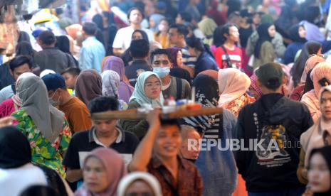 Pengunjung memadati los penjualan batik di Pasar Beringharjo Bagian Barat Yogyakarta, Jumat (28/4/2023). Menjelang habis libur Lebaran Idul Fitri 1444H kawasan penjualan cenderamata di Beringharjo dipadati pengunjung. Di bagian ini khusus menjual aneka batik, daster, atau kaos etnik yang ramai diburu untuk cenderamata pascamudik. Menurut pedagang ramainya pengunjung merupakan berkah lebaran, dan diprediksi akan terjadi hingga Ahad (30/4/2023) mendatang.