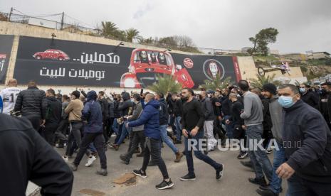  Orang-orang Arab Israel melakukan protes di sebelah kantor Polisi di Umm al-Fahm, barat laut Jenin, Distrik Haifa, Israel, 05 Februari 2021. Warga Arab di kota Umm al-Fahm telah mengorganisir protes selama hampir sebulan menentang kekerasan di komunitas Arab dan polisi Israel dan kebijakan pemerintah yang mereka klaim tidak cukup dalam memerangi kejahatan di sektor Arab.