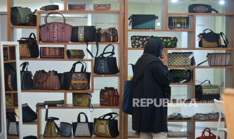 Pengunjung melihat berbagai produk kerajinan tas dengan motif khas Aceh pada pameran produk UMKM di Plaza Aceh, Banda Aceh, Kamis (11/11). Usaha Mikro Kecil dan Menengah (UMKM) masih menghadapi berbagai tantangan dalam pelaksanaan ekspor. 