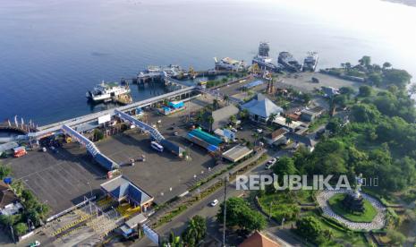 Foto udara area Pelabuhan Gilimanuk, Jembrana, Bali, Senin (17/4/2023). H-5 Arus mudik lebaran 2023 di Pelabuhan Gilimanuk pada pagi hari terpantau ramai lancar. 