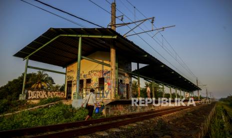 Seorang warga saat melintas di Stasiun Pondok Rajeg, Bogor, Jawa Barat. Stasiun Pondok Rajeg akan diaktifkan kembali untuk memudahkan sarana transportasi di dua wilayah perbatasan antara Bogor dan Depok. Republika/Putra M. Akbar