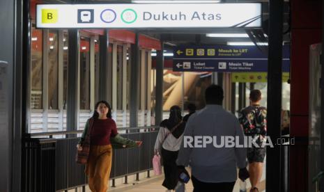 Warga berjalan melewati jembatan penyeberangan multiguna (JPM) Dukuh Atas di Jakarta, Jumat (1/9/2023). JPM Dukuh Atas yang memiliki konsep ramah pejalan kaki, ramah pesepeda dan mengintegrasikan moda transportasi LRT, MRT, KRL Jabodetabek dan Kereta Bandara tersebut sudah bisa dimanfaatkan oleh masyarakat.