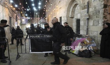 Polisi Israel menutup jalan menuju kompleks Masjid Al-Aqsa setelah tembakan dilepaskan di Kota Tua Yerusalem selama bulan suci Ramadhan, Sabtu (1/4/2023).