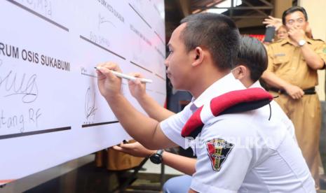 Perwakilan pelajar SMA di Sukabumi mengikuti deklarasi antikekerasan di Markas Polres Sukabumi Kota, Jawa Barat, Senin (20/3/2023).