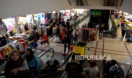 Suasana pasar tanah abang Blok A, Jakarta, Kamis (28/9/2023). Pasca larangan Tiktok Shop, Menteri Perdagangan Zulkifli Hasan mengecek langsung pasar Tanah Abang sekaligus mendengarkan keluh kesah para pedagang seputar sepinya pembeli di pasar tersebut imbas gempuran e-commerce maupun social commerce salah satunya TikTok Shop. 