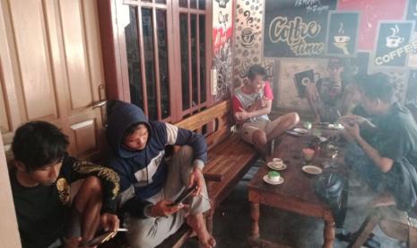 Warkop(e): Warung Kopi Edukasi, Mungkinkah?