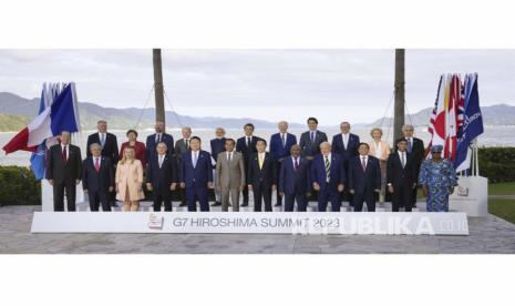  Para pemimpin dunia dari G7 dan negara-negara undangan, (baris atas dari kiri ke kanan) Mathias Cormann, Sekretaris Jenderal Organisasi untuk Kerja Sama dan Pembangunan Ekonomi (OECD), Direktur Pelaksana IMF Kristalina Georgieva, Presiden Dewan Eropa Charles Michel, Jerman Kanselir Olaf Scholz, Perdana Menteri India Narendra Modi, Presiden Prancis Emmanuel Macron, Presiden AS Joe Biden, Perdana Menteri Kanada Justin Trudeau, Perdana Menteri Australia Anthony Albanese, Presiden Komisi Eropa Ursula von der Leyen, Direktur Eksekutif Badan Energi Internasional Fatih Birol. (baris bawah dari kiri ke kanan) Presiden Bank Dunia David Malpass, Sekretaris Jenderal PBB Antonio Guterres, Perdana Menteri Italia Giorgia Meloni, Perdana Menteri Kepulauan Cook Mark Brown, Yoon Suk Yeol Korea Selatan, Presiden Indonesia Joko Widodo, Presiden Jepang Perdana Menteri Fumio Kishida, Presiden Komoro Azali Assoumani, Presiden Brasil Luiz Inacio Lula de Silva, Perdana Menteri Vietnam Pham Minh Chinh, Perdana Menteri Inggris Rishi Sunak, dan Direktur Jenderal Organisasi Perdagangan Dunia Ngozi Okonjo-Iweala berpose untuk foto keluarga para pemimpin G7 dan negara-negara undangan dalam KTT Pemimpin G7 di Hiroshima Jepang barat, Sabtu (20/5/2023).