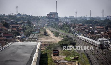 Suasana proyek konstruksi jalur dan stasiun Kereta Cepat Jakarta Bandung (KCJB) di Padalarang, Kabupaten Bandung Barat, Selasa (28/9). General Manager Corporate Secretary PT Kereta Cepat Indonesia China (KCIC) Mirza Soraya mengungkapkan, progres perkembangan Kereta Cepat Jakarta Bandung (KCJB) sudah mencapai 78,86 persen. Proyek Kereta Cepat Jakarta Bandung (KCJB) ditargetkan dapat beroperasi pada akhir 2022. Republika/Abdan Syakura