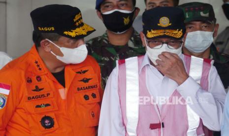 Menteri perhubungan Budi Karya Sumadi (kanan) berbisik-bisik  dengan Kepala BASARNAS Marsekal Madya TNI Bagus Puruhito, disela acara konferensi pers di Posko Crisis Center Sriwijaya Air SJ 182 di Bandara Soekarno Hatta, Tangerang Banten, Senin (11/1). Disampaikan oleh Menhub, mengenai langkah-langkah dan penanganan dan penyelesaian para korban jatuhnya pesawat Sriwijaya air SJ 182. Foto: darmwan/republika.