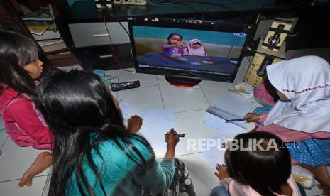 Sejumlah murid sekolah dasar mengikuti proses belajar di rumah melalui siaran televisi akibat pandemi COVID-19 di Perum Widya Asri, di Serang, Banten, Selasa (14/4/2020). Mereka mengaku lebih bisa mengikuti siaran belajar di televisi karena lebih komunikatif dan sinyalnya lebih stabil dibanding melalui media internet