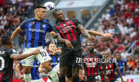 Pemain depan FC Inter Milan Lautaro Martinez beraksi melawan pemain depan AC Milan Rafael Leao (tengah) selama pertandingan sepak bola Serie A Italia antara AC Milan dan FC Inter Milan di stadion Giuseppe Meazza di Milan, Italia, 03 September 2022.