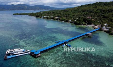 Foto udara wisata pulau karampuang Mamuju, Sulawesi Barat, Senin (1/5/2023). Pemerintah daerah setempat berupaya meningkatkan pemulihan ekonomi, salah satunya dengan cara mengembangkan pulau Karampuang sebagai kawasan pariwisata yang dikenal dengan keindahan bawah lautnya dan terumbu karangnya untuk menarik para wisatawan.  