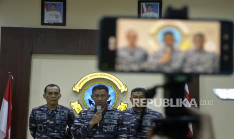 Kepala Dinas Penerangan Angkatan Laut Laksamana TNI I Made Wira Hady Arsanta Wardhana (tengah).