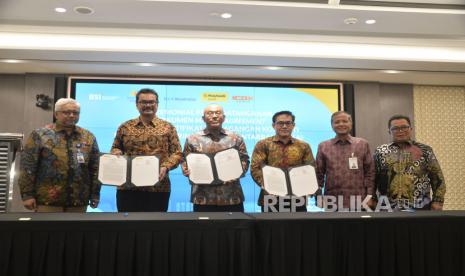 Direktur Eksekutif Departemen Ekonomi & Keuangan Syariah Bank Indonesia Arief Hartawan bersama Head Of Syariah Banking PT Bank Maybank Indonesia Tbk Romi Hardiansyah, Direktur Utama PT Bank Mega Syariah Yuwono Waluyo, SEVP Enterprise Banking Directorate PT Bank Muamalat Indonesia Tbk Irvan Yulian Noor, Direktur Treasury & International Banking PT Bank Syariah Indonesia Tbk (BSI) Moh. Adib, dan Direktur Utama PT Bursa Komoditi dan Derivatif Indonesia Nursalam (dari kiri) berfoto bersama seusai penandatanganan kerja sama di Jakarta, Selasa (28/3/2023). PT Bank Syariah Indonesia Tbk (BSI) menandatangani kerja sama terkait transaksi Sertifikat Perdagangan Komoditi Berdasarkan Prinsip Syariah antar Bank (SIKA) dengan tiga bank syariah.