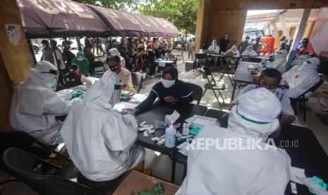 Petugas medis melakukan tes diagnostik cepat COVID-19 (Rapid Test) di Pasar Kahayan, Kalimantan Tengah. (ilustrasi)