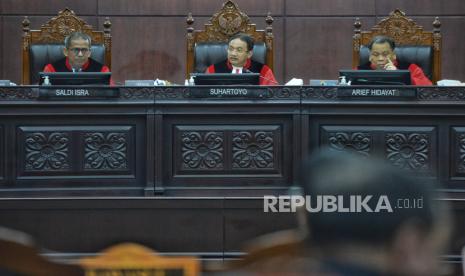 Ketua Majelis Hakim Mahkamah Konstitusi (MK) Suhartoyo (tengah) besama hakim konstitusi lainnya memimpin sidang lanjutan Perselisihan Hasil Pemilihan Umum (PHPU) Presiden dan Wakil Presiden Tahun 2024 dengan pemohon pasangan no urut 03 Ganjar Pranowo dan Mahfud MD di Gedung Mahkamah Konstitusi, Jakarta, Selasa (2/4/2024). Agenda sidang lanjutan tersebut yaitu Pembuktian Pemohon (Mendengarkan keterangan ahli dan saksi Pemohon serta Pengesahan alat bukti tambahan Pemohon). Tim Hukum Ganjar-Mahfud menghadirkan 9 ahli dan 10 saksi dalam sidang lanjutan Perselisihan Hasil Pemilihan Umum (PHPU) tersebut.