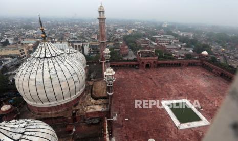 Kasus Covid-19 di India Turun. Foto:  Pemandangan umum masjid Jama Majid yang hampir sepi pada kesempatan Idul Adha karena tetap ditutup untuk umum karena pembatasan Covid-19 di Kawasan Lama Delhi, India, 21 Juli 2021. Idul Adha adalah yang paling suci dari dua hari raya umat Islam yang dirayakan setiap tahun, itu menandai ziarah Muslim tahunan (haji) untuk mengunjungi Mekah, tempat paling suci dalam Islam. Muslim menyembelih hewan kurban dan membagi daging menjadi tiga bagian, satu untuk keluarga, satu untuk teman dan kerabat, dan satu untuk orang miskin dan membutuhkan.