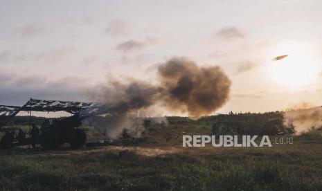 Dalam foto yang dirilis oleh Kantor Berita Militer Taiwan ini, unit artileri Taiwan melakukan latihan menembak langsung untuk mencegah pasukan pendaratan pantai selama latihan Han Guang yang diadakan di pulau kabupaten Penghu, Taiwan, Rabu, 15 September 2021. Tahunan Taiwan Latihan militer lima hari Han Guang dirancang untuk mempersiapkan pasukan pulau itu untuk serangan oleh China, yang mengklaim Taiwan sebagai bagian dari wilayahnya sendiri.