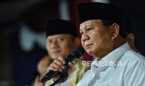 Presiden terpilih Prabowo Subianto didampingi partai  pengusung Koalisi Indonesia Maju (KIM) menyampaikan pidato kemenangan di kediamannya  di Jalan Kertanegara IV, Jakarta, Rabu (20/3/2024). Pasangan capres dan cawapres nomor urut 2 Prabowo Subianto dan Gibran Rakabuming Raka resmi memenangkan pilpres pada Pemilu 2024 setelah ditetapkan oleh KPU berdasarkan hasil dari rekapitulasi nasional. Pasangan Prabowo-Gibran berhasil unggul di 36 Provinsi dengan perolehan suara sah sebanyak 96.214.691 suara, disusul pasangan capres dan cawapres nomor urut 1 Anies Baswedan dan Muhaimin Iskandar unggul di 2 provinsi sebanyak 40.971.906 suara dan pasangan capres dan cawapres nomor urut 3 Ganjar Pranowo dan Mahfud MD 27.040.878 suara.